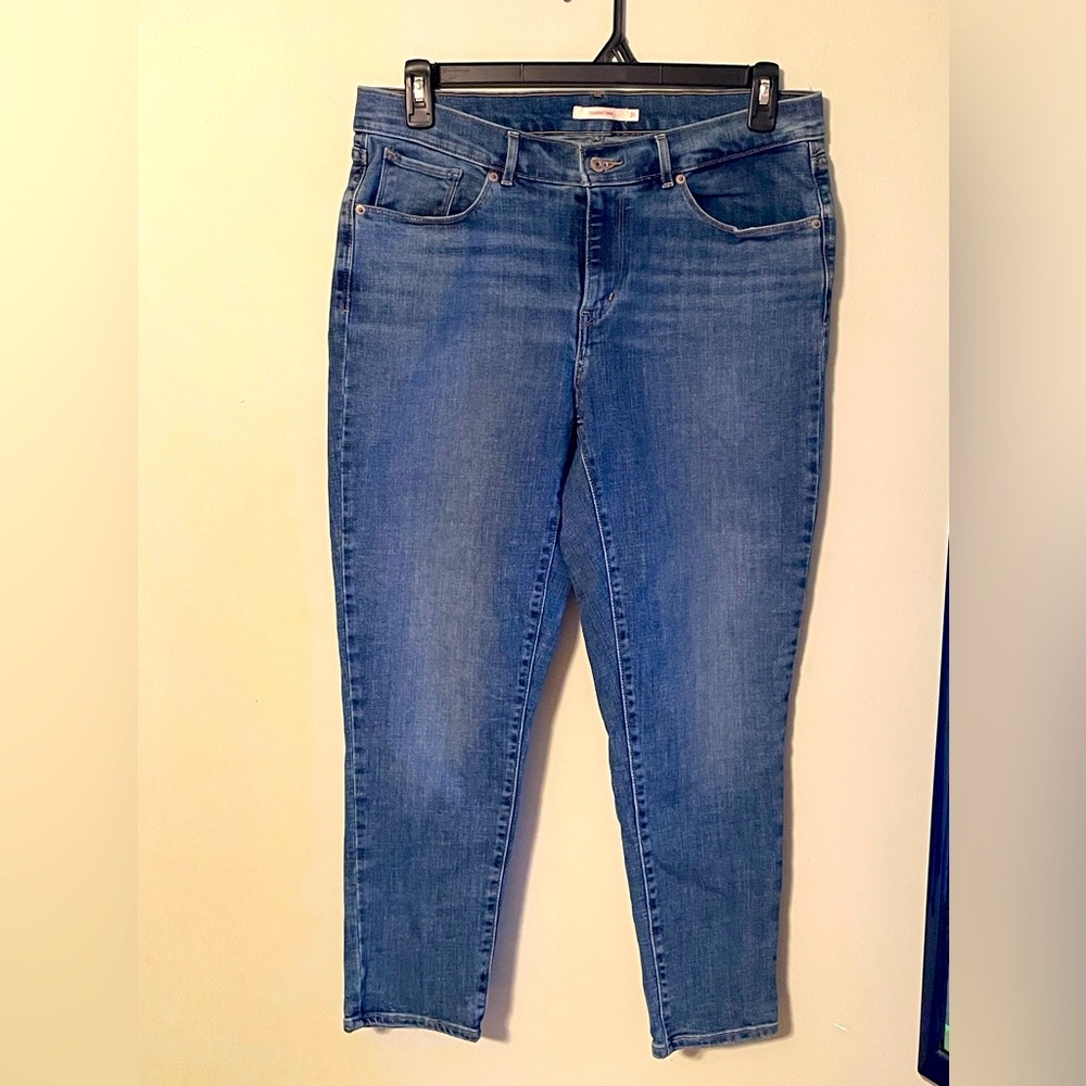 Women’s Levi Blue Jeans Sz 31 NWOT